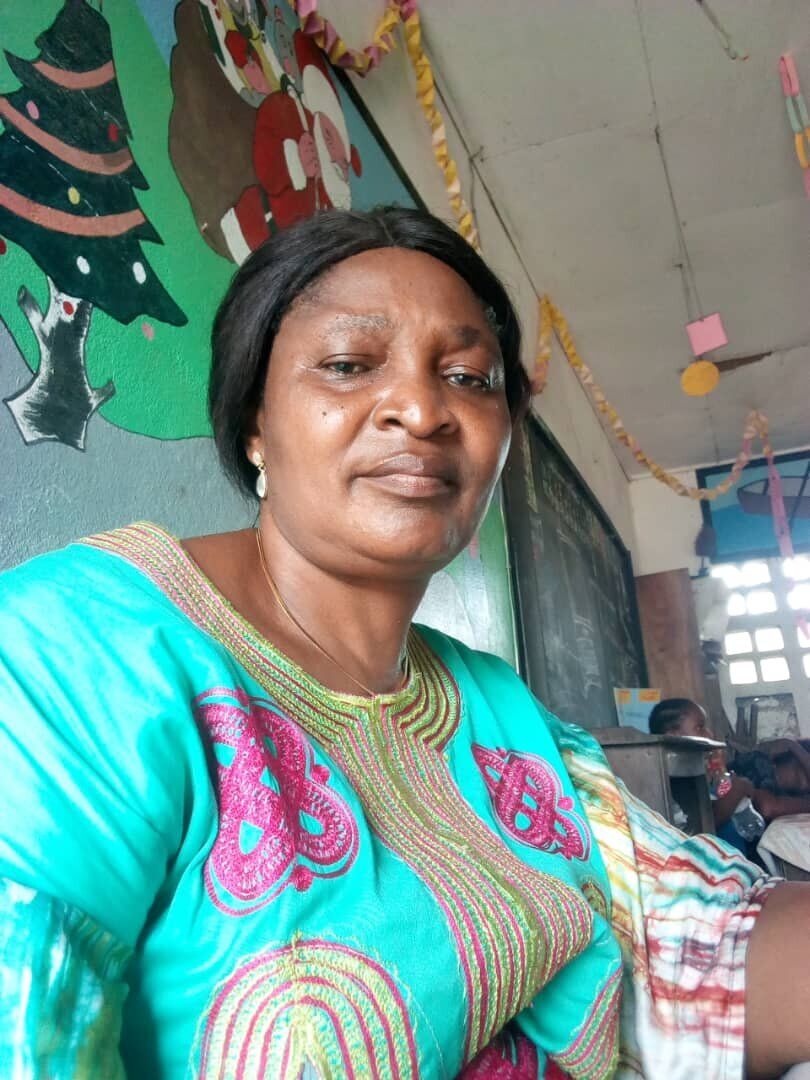 Maman Marie-Claire dans sa salle de classe
