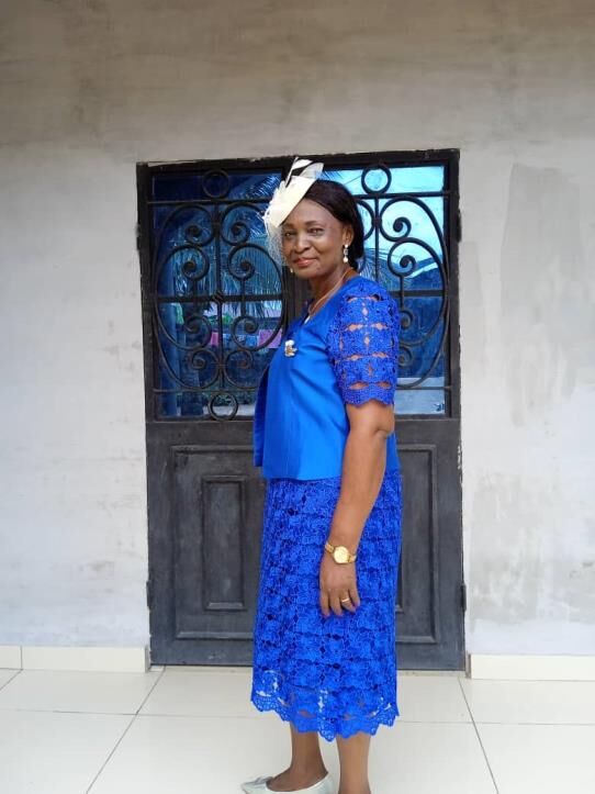 Maman Marie-Claire en ensemble de dentelle bleue