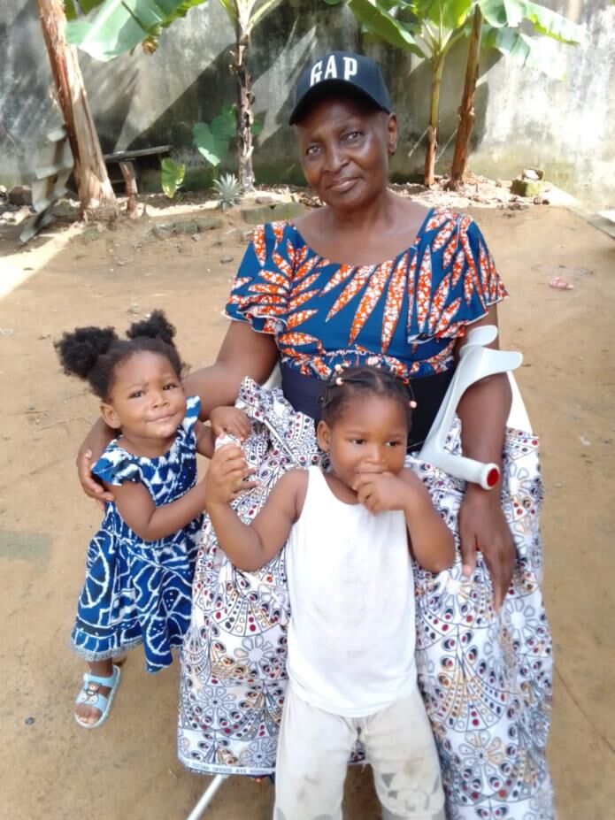 Maman Marie-Claire avec deux de ses petites-filles