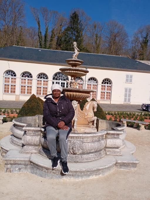 Un proche devant une fontaine