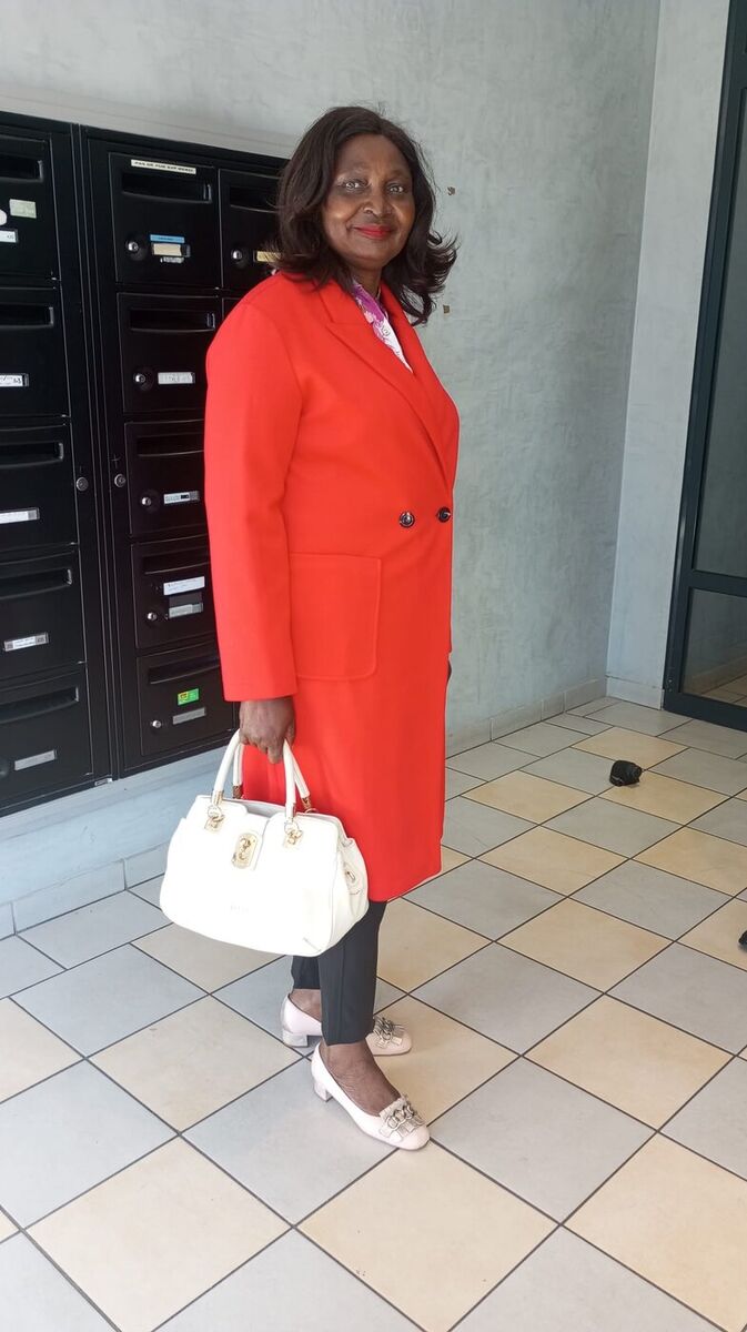 Maman Marie-Claire en manteau rouge