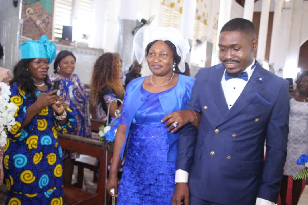Maman Marie-Claire au bras d’un jeune marié à l’église