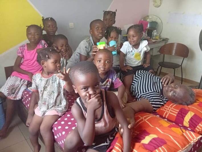Maman Marie-Claire avec ses petits-enfants