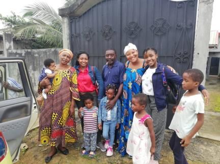 Maman Marie-Claire en famille devant le portail