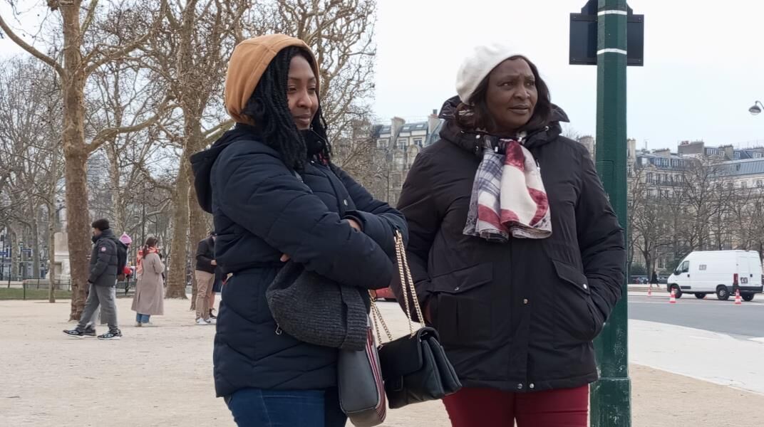 Maman Marie-Claire et une proche en promenade
