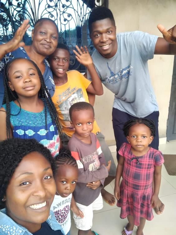 Maman Marie-Claire et ses petits-enfants, selfie en famille