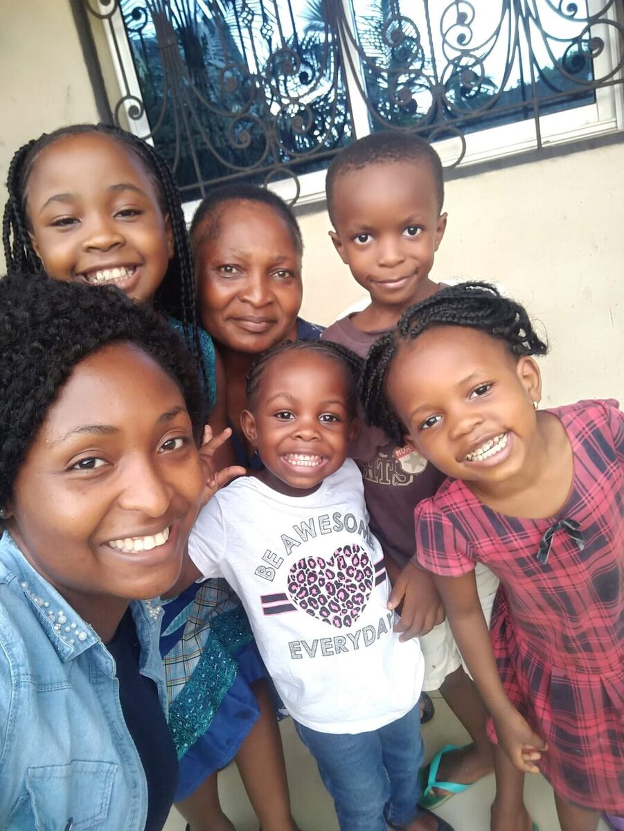 Selfie de Maman Marie-Claire avec ses petits-enfants