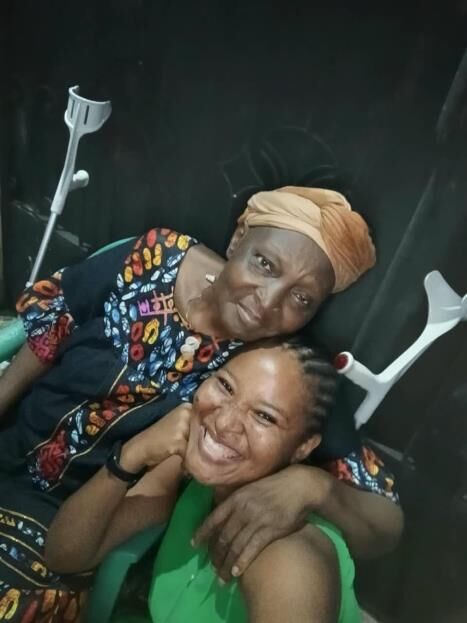 Maman Marie-Claire et une proche, souriantes