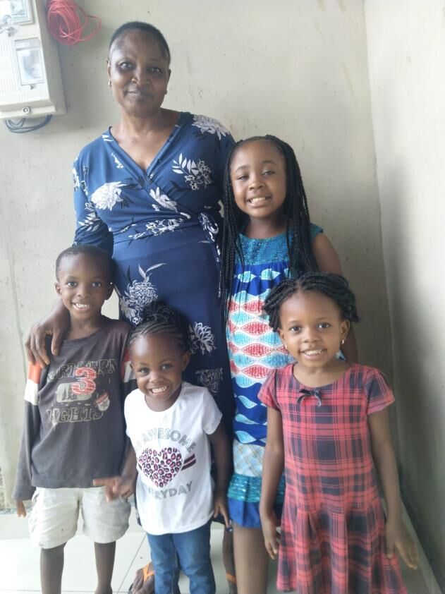 Maman Marie-Claire avec trois enfants